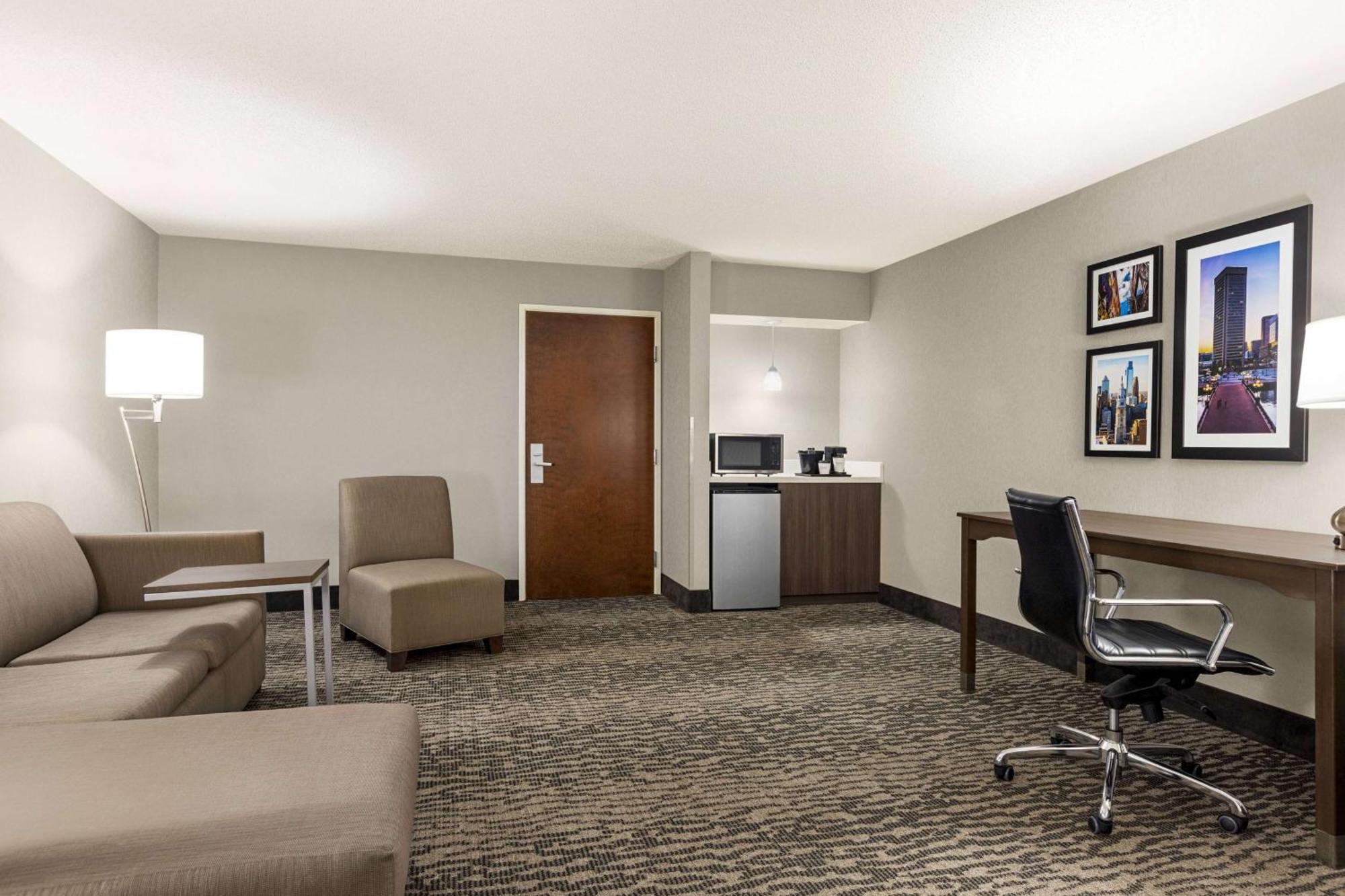 Hotel La Quinta By Wyndham Newark -